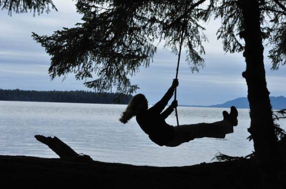Diversão no balanço, quase ao final da trilha de Metlakatla, na área de Prince Rupert, na British Columbia, oeste do Canadá